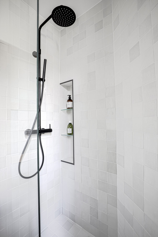 Esempio di una piccola stanza da bagno con doccia nordica con doccia aperta, WC sospeso, pareti bianche, pavimento in cementine, lavabo da incasso, top in laminato e un lavabo