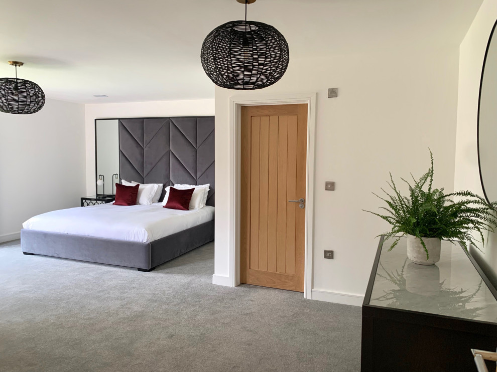 Großes Modernes Hauptschlafzimmer mit weißer Wandfarbe, Teppichboden und grauem Boden in Hertfordshire