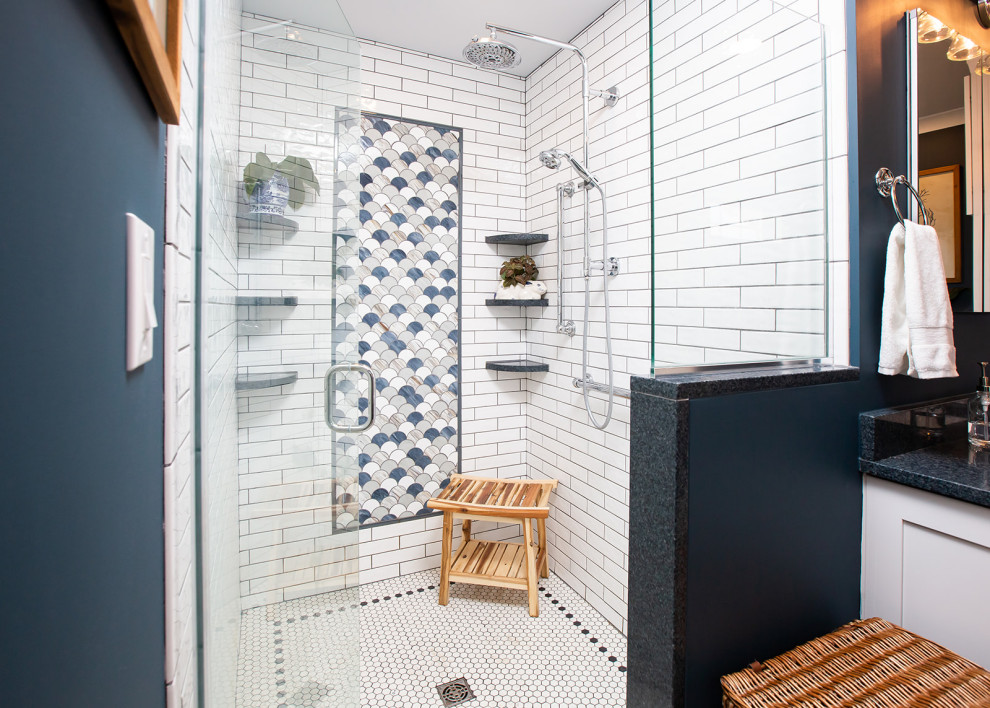 Идея дизайна: маленькая ванная комната в стиле неоклассика (современная классика) с синими стенами, полом из керамической плитки и разноцветным полом для на участке и в саду
