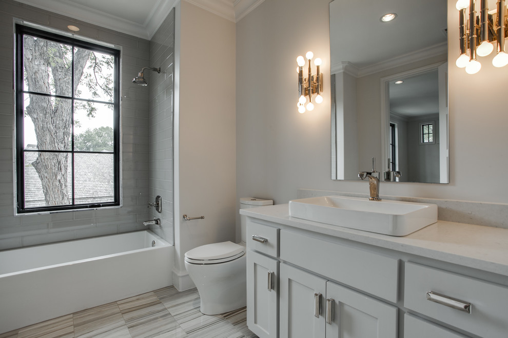 Photo of a transitional bathroom in Dallas.