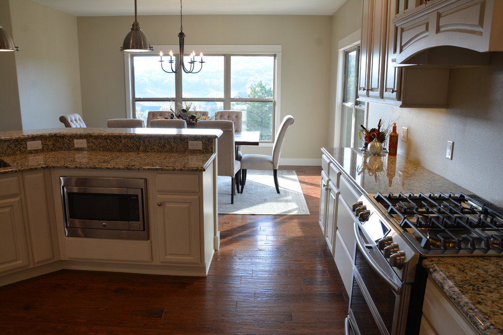 Kitchen - large transitional kitchen idea