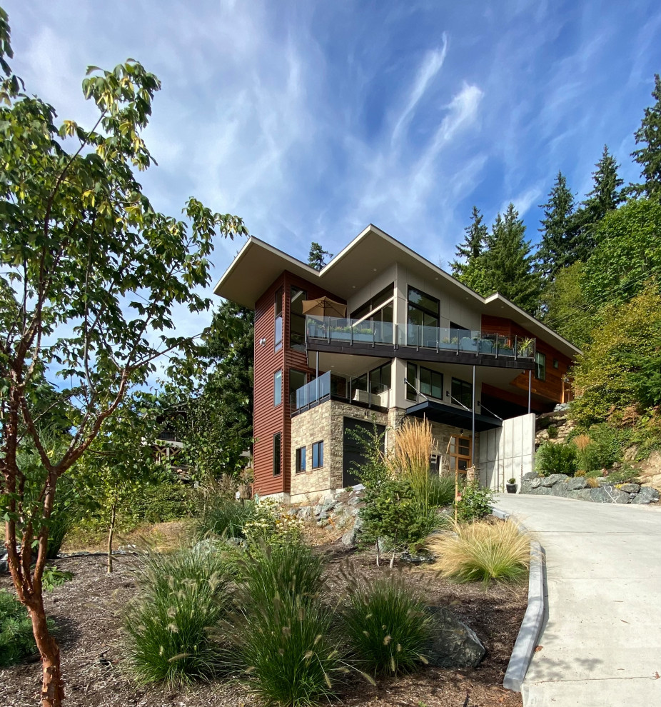 シアトルにある高級な中くらいなコンテンポラリースタイルのおしゃれな家の外観 (混合材サイディング) の写真