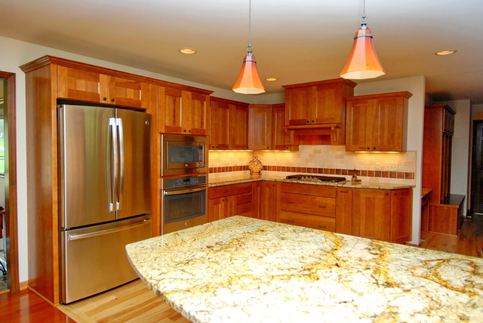 Kitchen - transitional kitchen idea in Milwaukee