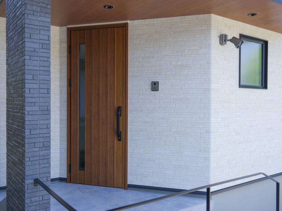 На фото: входная дверь среднего размера в стиле модернизм с белыми стенами, полом из керамогранита, одностворчатой входной дверью, коричневой входной дверью, серым полом и потолком из вагонки с