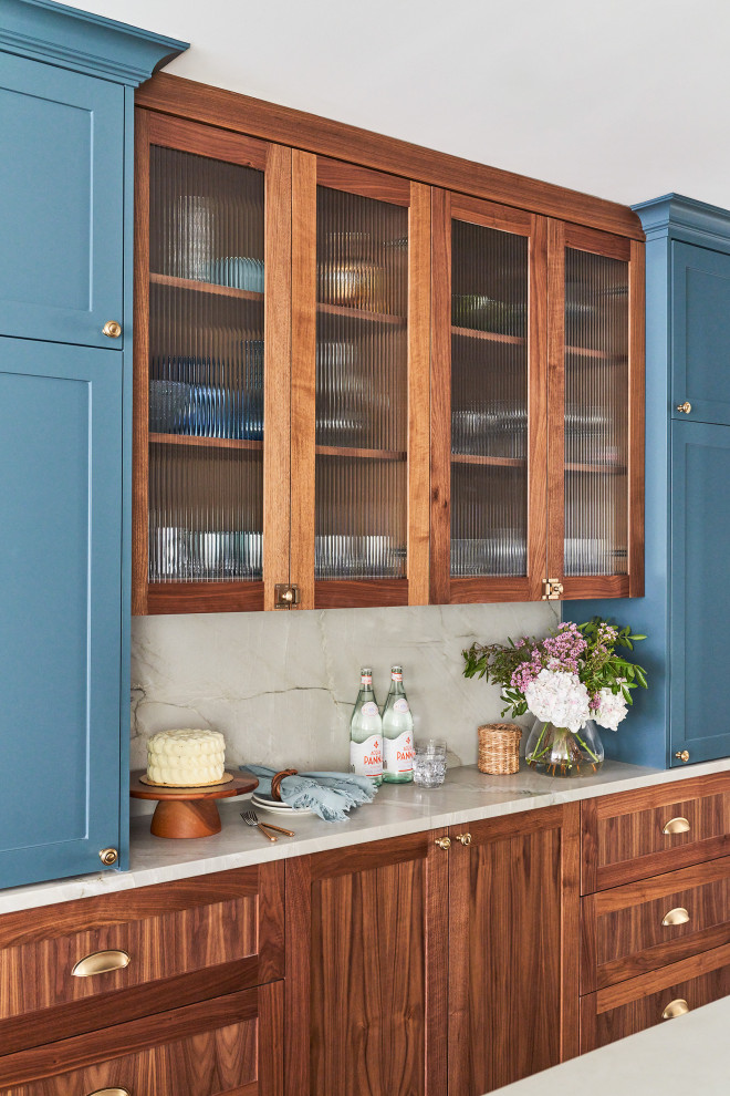 Diseño de cocina tradicional renovada de tamaño medio con armarios estilo shaker, puertas de armario azules, suelo de madera en tonos medios y una isla
