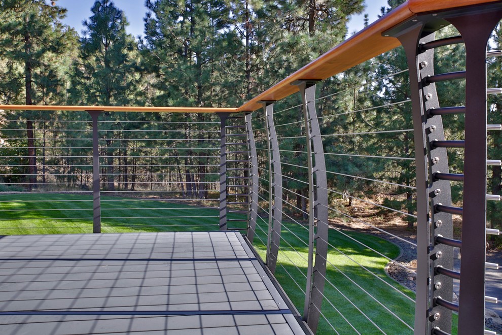 Example of a mountain style deck design in Seattle