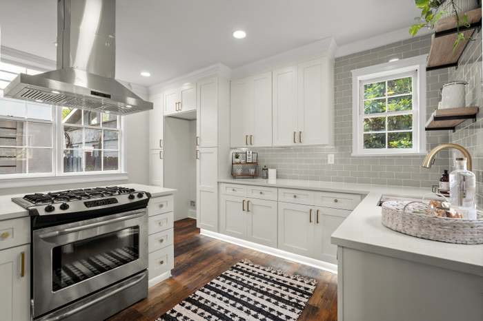 Trendy kitchen photo in Charleston