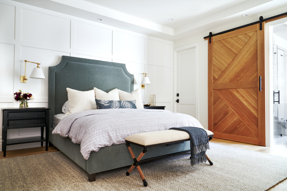 Imagen de dormitorio principal actual de tamaño medio sin chimenea con paredes blancas y suelo de madera en tonos medios