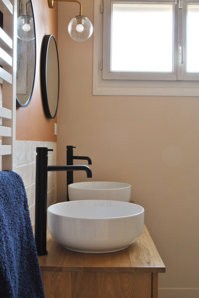 Inspiration för ett mellanstort skandinaviskt en-suite badrum, med skåp i ljust trä, en öppen dusch, vit kakel, keramikplattor, orange väggar, klinkergolv i keramik, ett nedsänkt handfat, träbänkskiva och flerfärgat golv