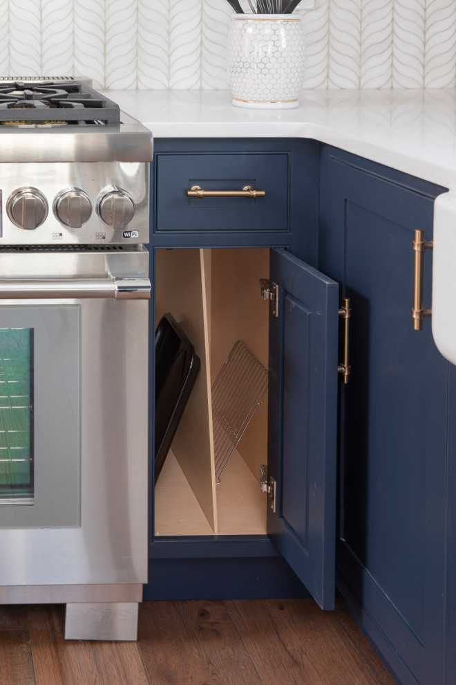 Foto på ett mellanstort maritimt vit kök, med skåp i shakerstil, blå skåp, bänkskiva i kvarts och en köksö