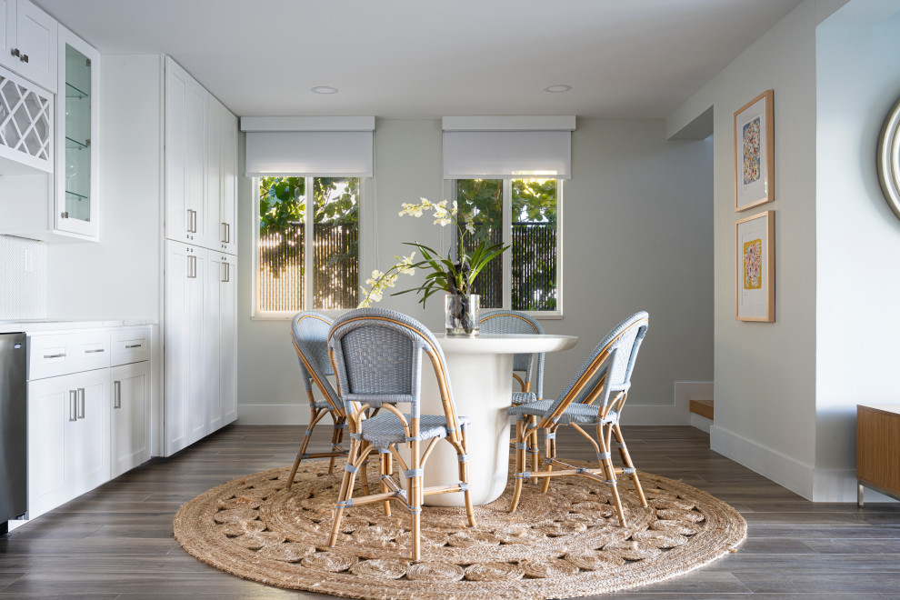 Exempel på en mellanstor maritim vita parallell vitt hemmabar med stolar, med skåp i shakerstil, vita skåp, bänkskiva i kvartsit, vitt stänkskydd, stänkskydd i keramik, klinkergolv i porslin och brunt golv