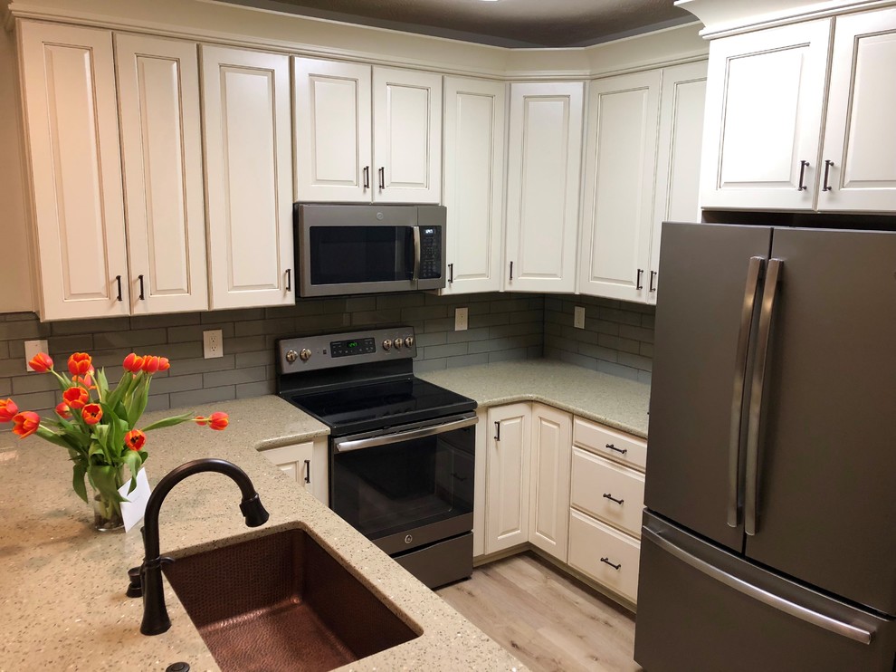 Mid-sized transitional kitchen photo
