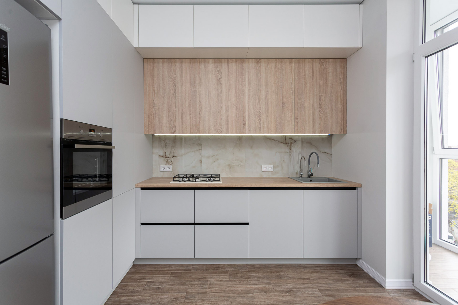 Серая комбинированная кухня в современном стиле