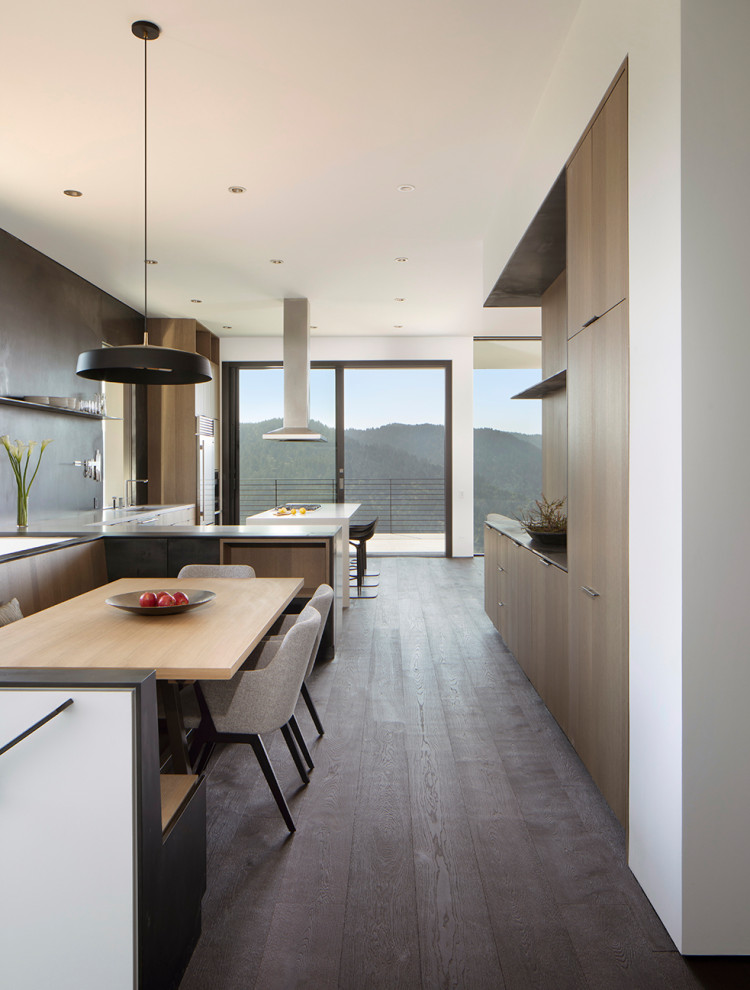 Inspiration pour une salle à manger ouverte sur la cuisine minimaliste de taille moyenne avec mur métallisé, parquet foncé, aucune cheminée et un sol gris.