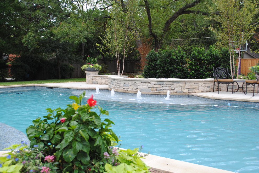 Photo of a traditional pool in Dallas.