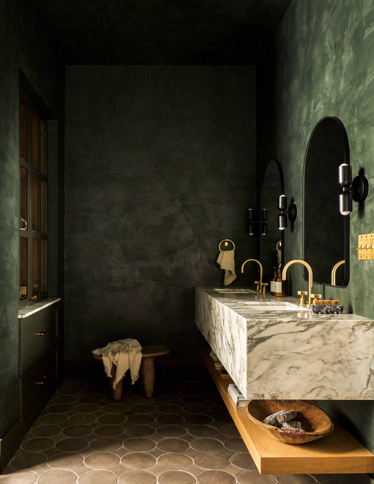 Стильный дизайн: большая главная ванная комната в стиле модернизм с отдельно стоящей ванной, тумбой под две раковины и подвесной тумбой - последний тренд