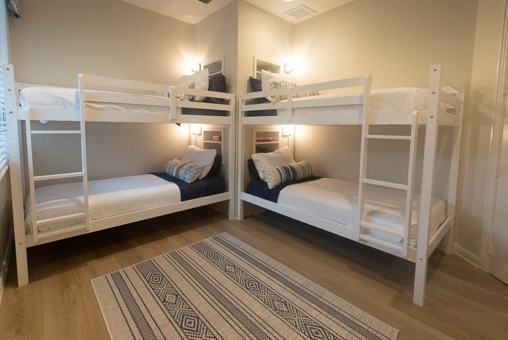 Пример оригинального дизайна: гостевая спальня среднего размера, (комната для гостей) в морском стиле с синими стенами и полом из винила