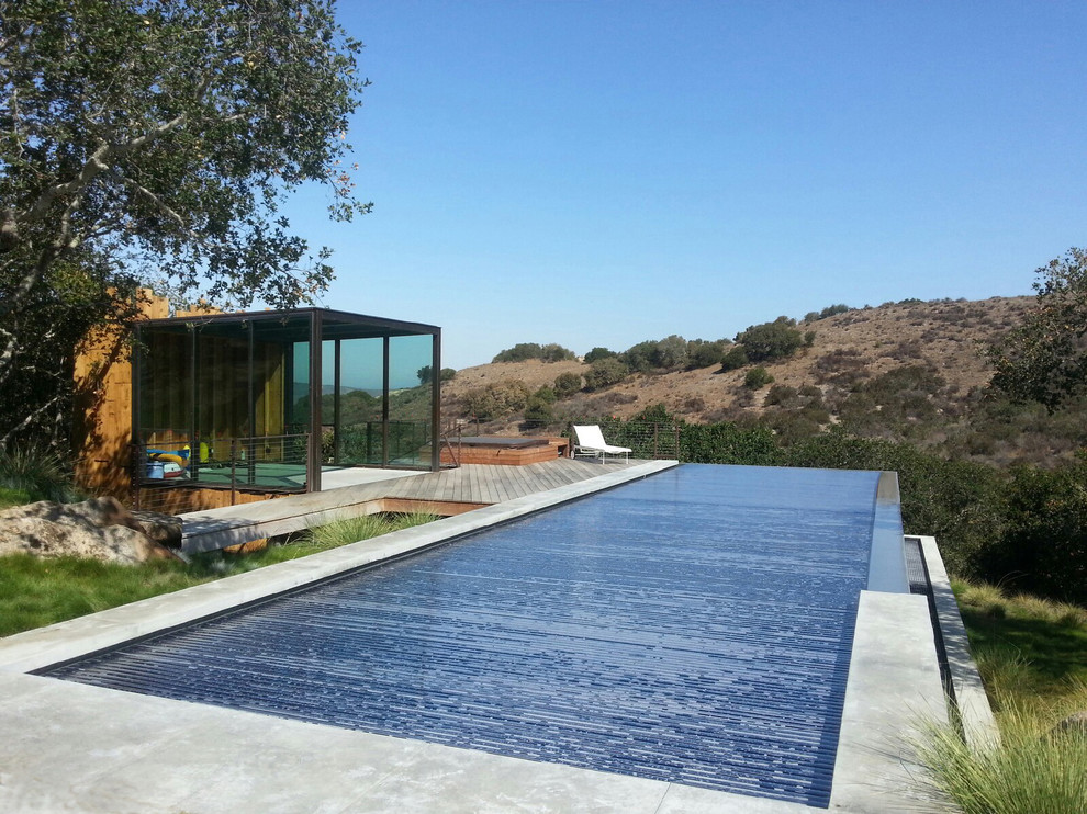 This is an example of a contemporary rectangular infinity pool in San Francisco.