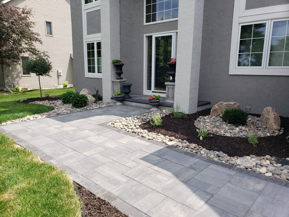 Design ideas for a large traditional front garden in Minneapolis with concrete paving.
