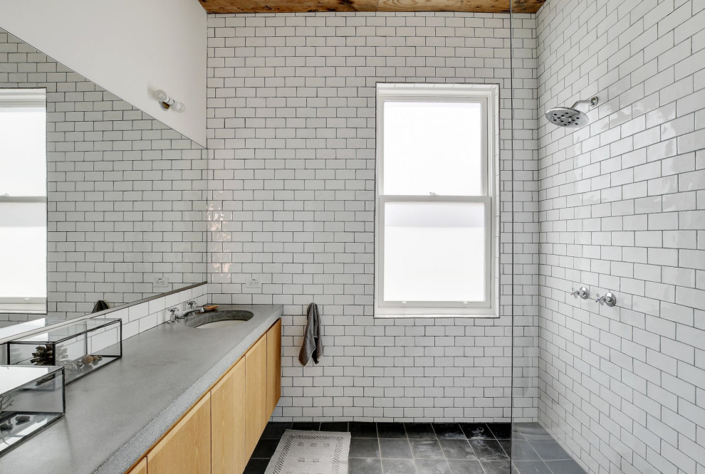 Idée de décoration pour une salle de bain urbaine en bois brun avec un placard à porte plane, une douche à l'italienne, un carrelage blanc, un carrelage métro, un lavabo encastré, un sol gris, aucune cabine, un plan de toilette gris, meuble simple vasque et meuble-lavabo suspendu.
