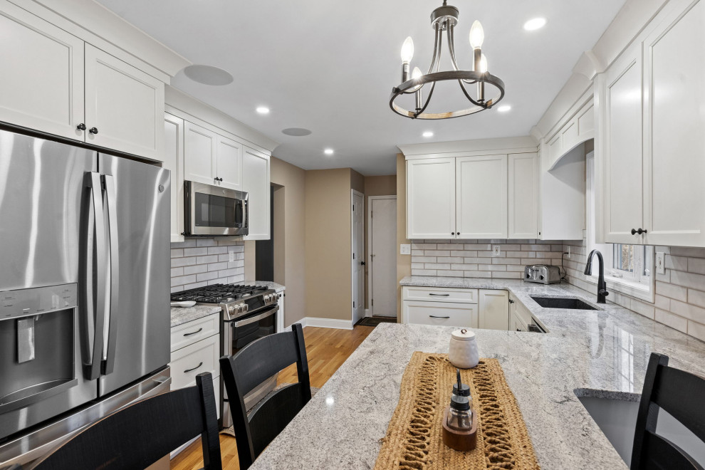 Kitchen - transitional kitchen idea in Boston