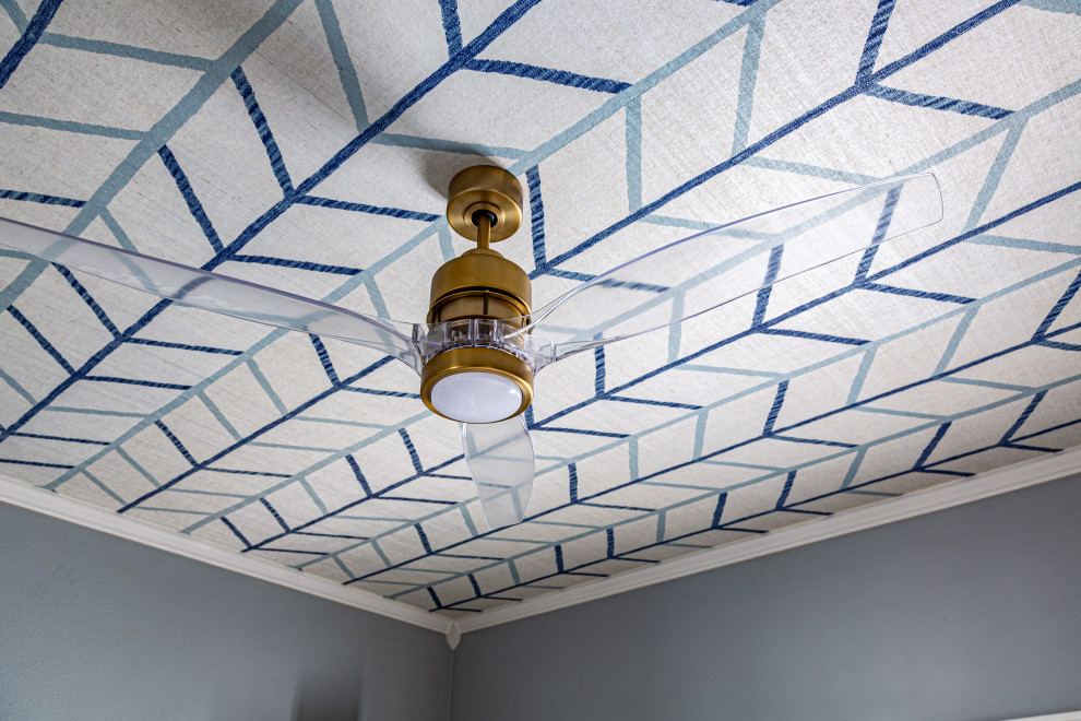 ダラスにある高級な中くらいなトラディショナルスタイルのおしゃれな赤ちゃん部屋 (青い壁、カーペット敷き、男の子用、グレーの床、クロスの天井) の写真