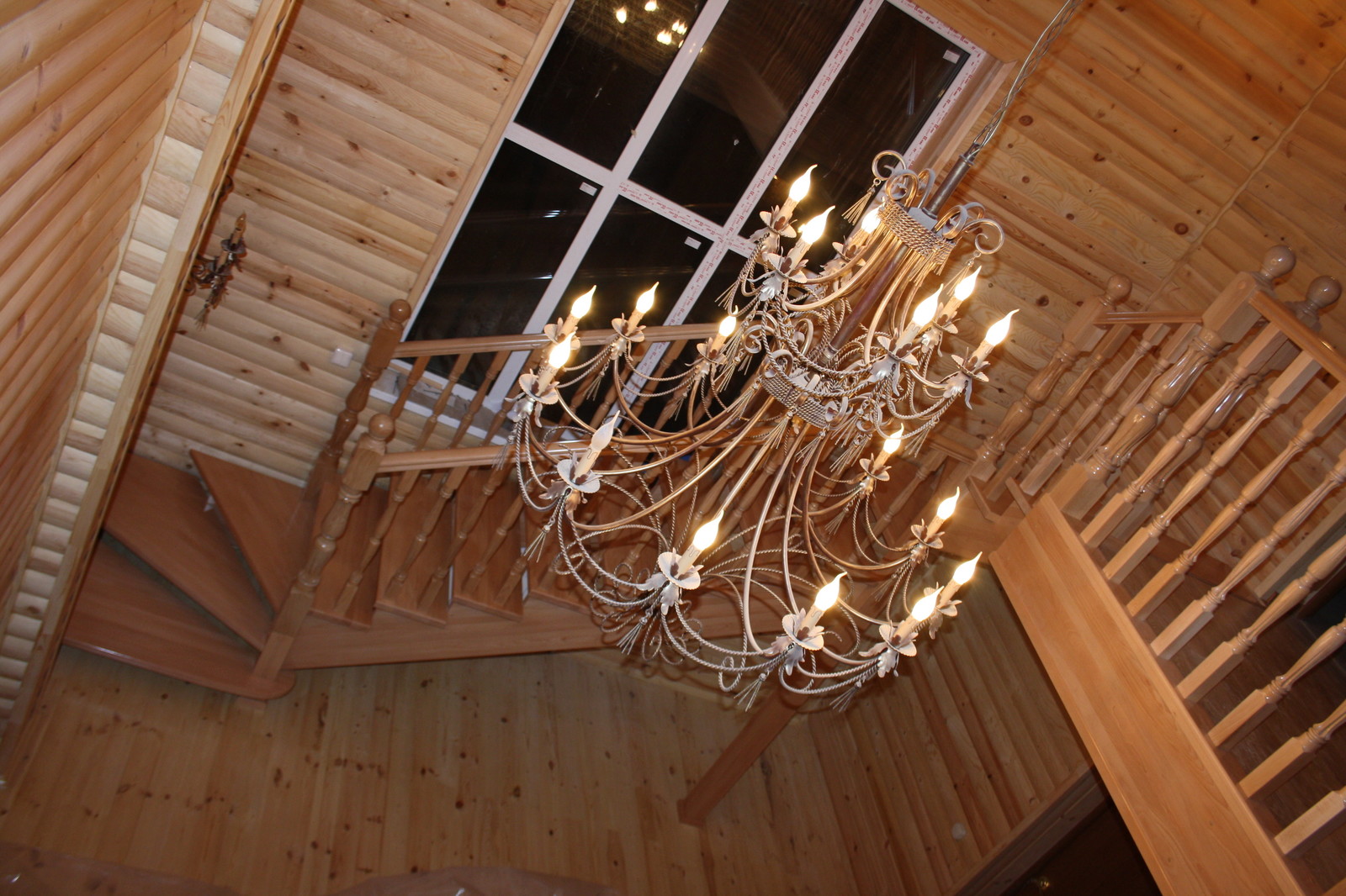 Буковая лестница в цвет дерева без подступят