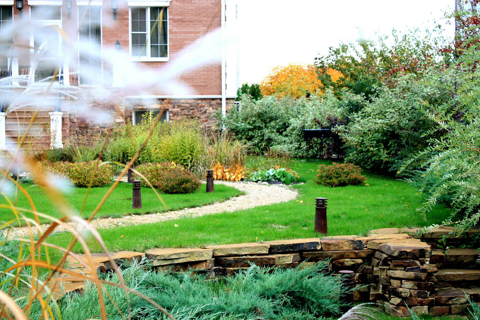 Гравийная дорожка и лестница из натурального камня