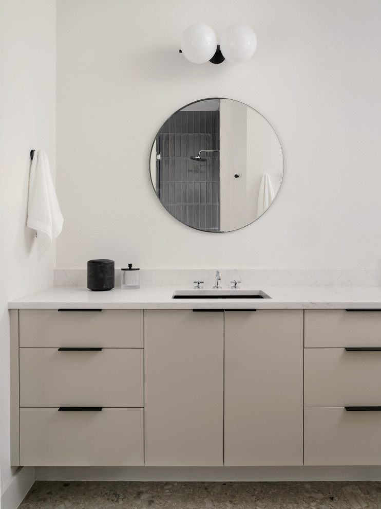 Transitional home design photo in Austin