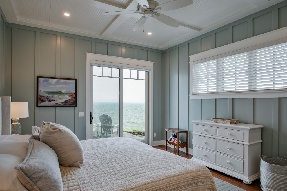 他の地域にあるビーチスタイルのおしゃれな寝室 (緑の壁、無垢フローリング、格子天井、羽目板の壁) のレイアウト