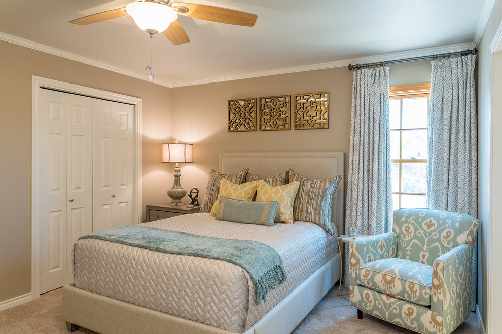 Photo of a mid-sized transitional guest bedroom in Dallas with beige walls, carpet and no fireplace.