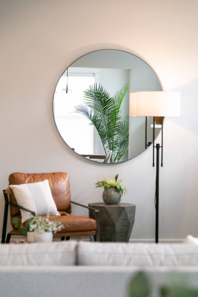 Transitional home design photo in Detroit