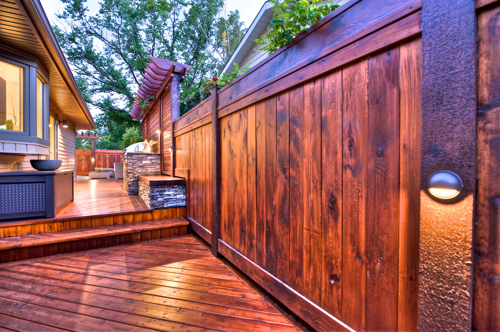 Design ideas for a small traditional backyard deck in Calgary with an outdoor kitchen.