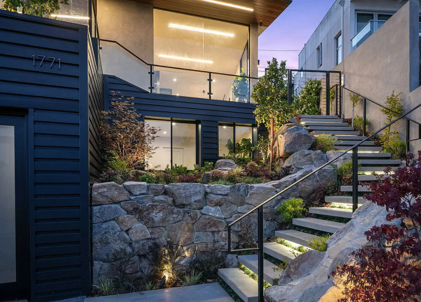 Свежая идея для дизайна: маленькая угловая бетонная лестница в современном стиле с бетонными ступенями, металлическими перилами и кирпичными стенами для на участке и в саду - отличное фото интерьера