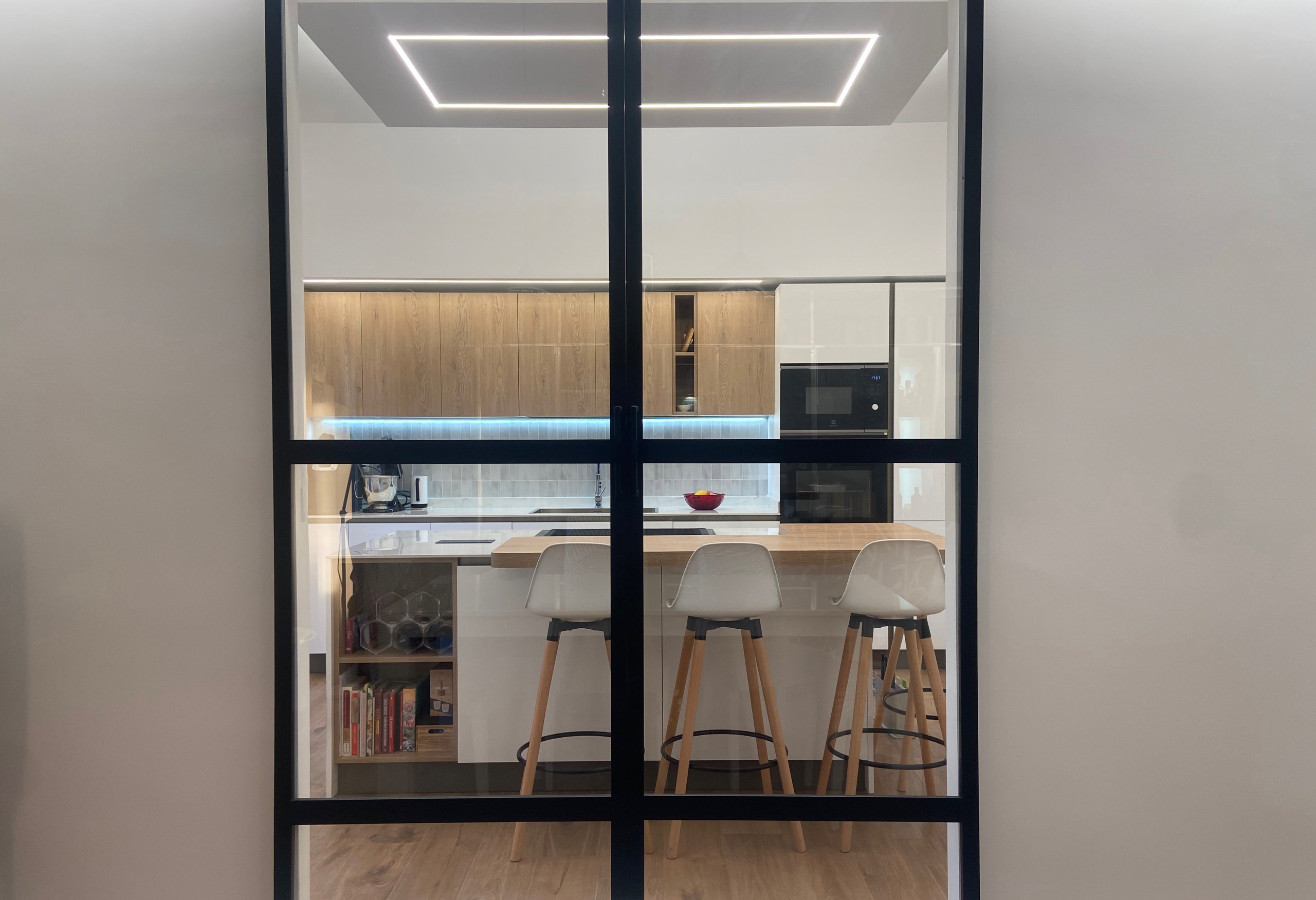 Quattro vetrate industriali nel living