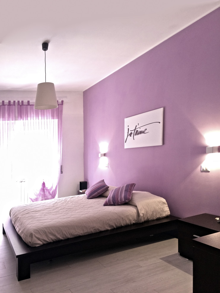 Foto de dormitorio principal y blanco moderno grande con paredes púrpuras, suelo de baldosas de porcelana y suelo beige