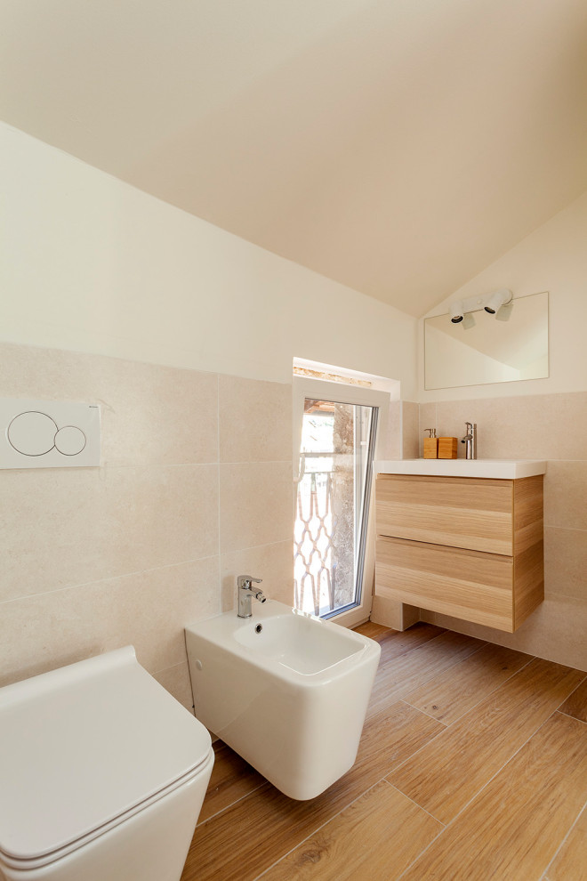 Пример оригинального дизайна: туалет в стиле модернизм с плоскими фасадами, светлыми деревянными фасадами, розовой плиткой, керамогранитной плиткой, светлым паркетным полом, подвесной тумбой и многоуровневым потолком
