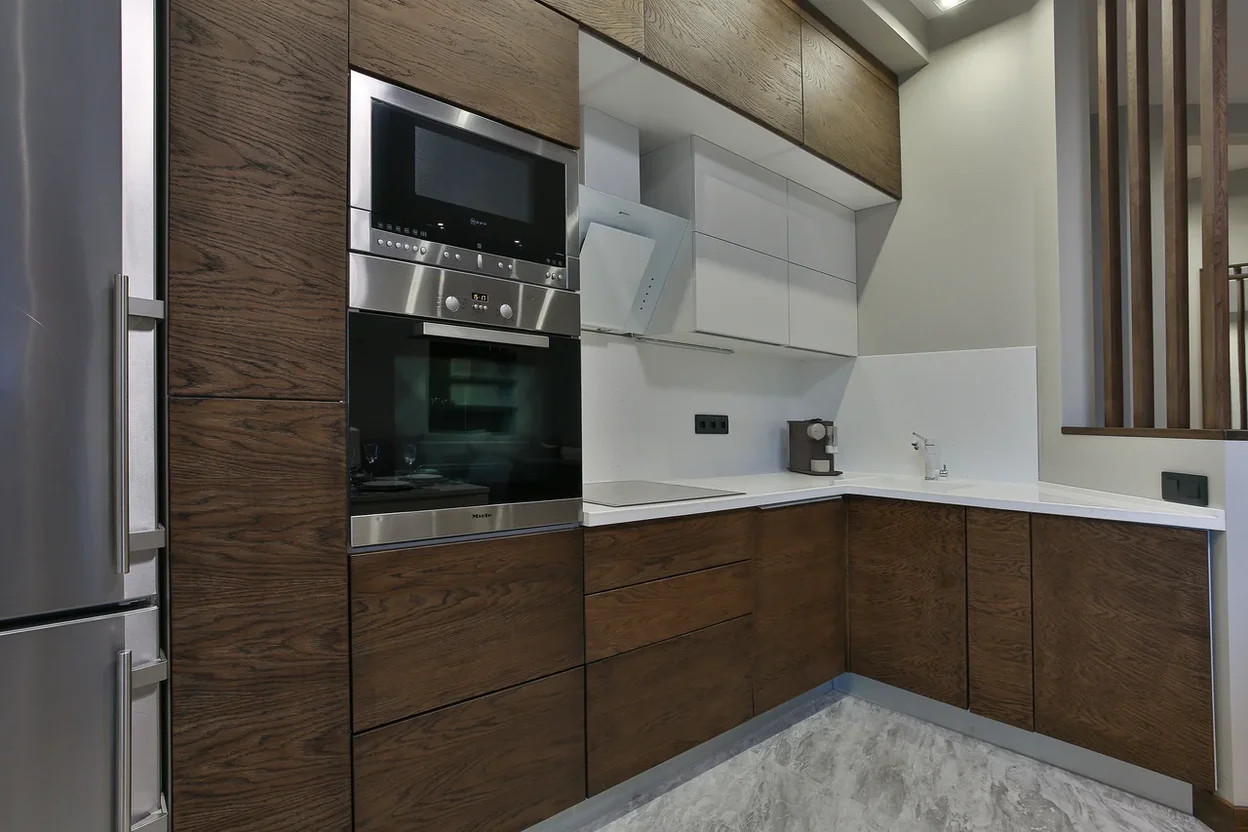 Интерьер кухни: кухонные фасады, декоративный брус