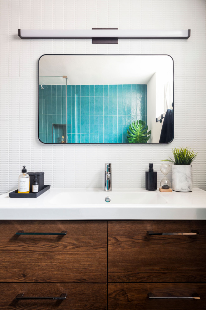 Свежая идея для дизайна: большая главная ванная комната в стиле неоклассика (современная классика) с фасадами в стиле шейкер, серыми фасадами, отдельно стоящей ванной, душем в нише, унитазом-моноблоком, разноцветной плиткой, мраморной плиткой, белыми стенами, полом из керамической плитки, врезной раковиной, столешницей из искусственного кварца, черным полом, душем с распашными дверями, белой столешницей, нишей, тумбой под две раковины, напольной тумбой и многоуровневым потолком - отличное фото интерьера