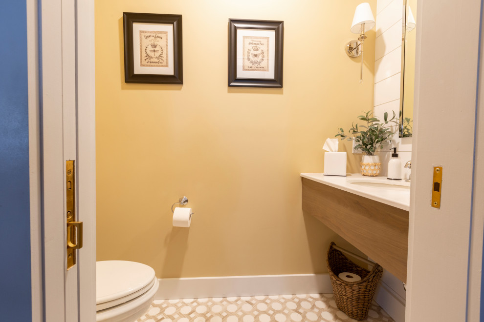 Ispirazione per un piccolo bagno di servizio chic con pareti gialle, lavabo sottopiano, top in quarzo composito, top bianco e mobile bagno sospeso