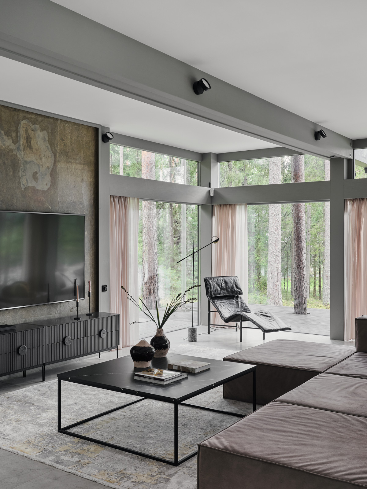 Тумба под телевизором и журнальный столик сделаны из мдф и покрыты матовой эмаль