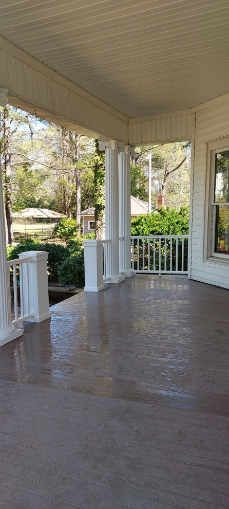 Inspiration för en stor vintage veranda framför huset, med trädäck, takförlängning och räcke i trä