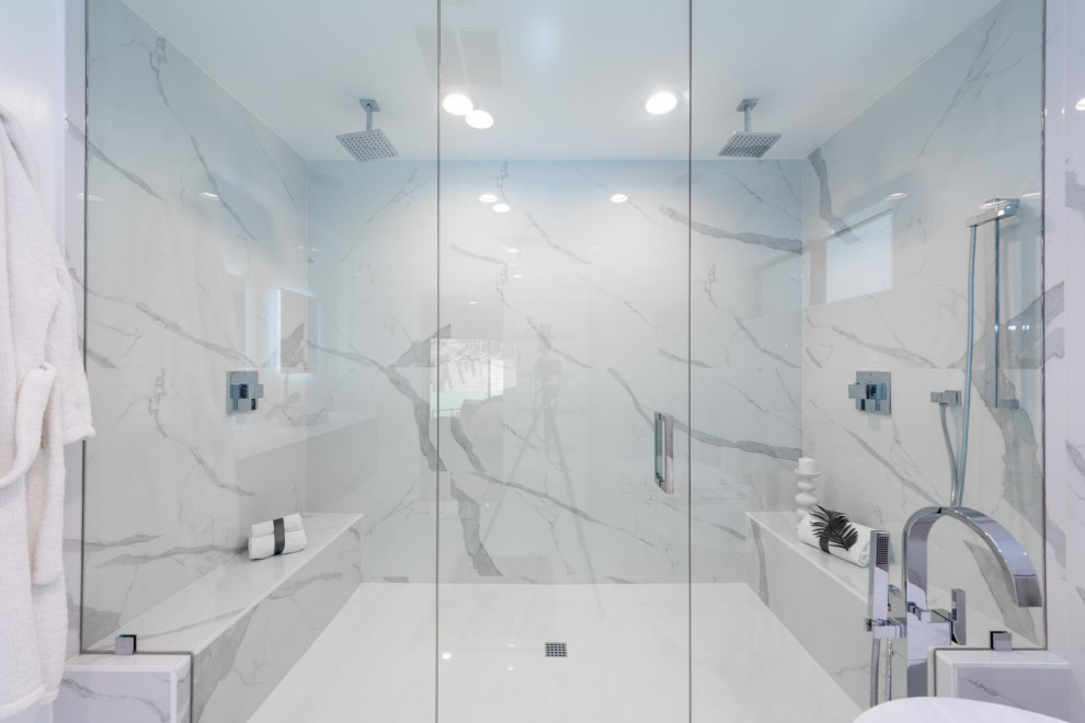 Bild på ett stort vintage en-suite badrum, med en dusch i en alkov, marmorkakel, vita väggar, klinkergolv i porslin, vitt golv och dusch med gångjärnsdörr