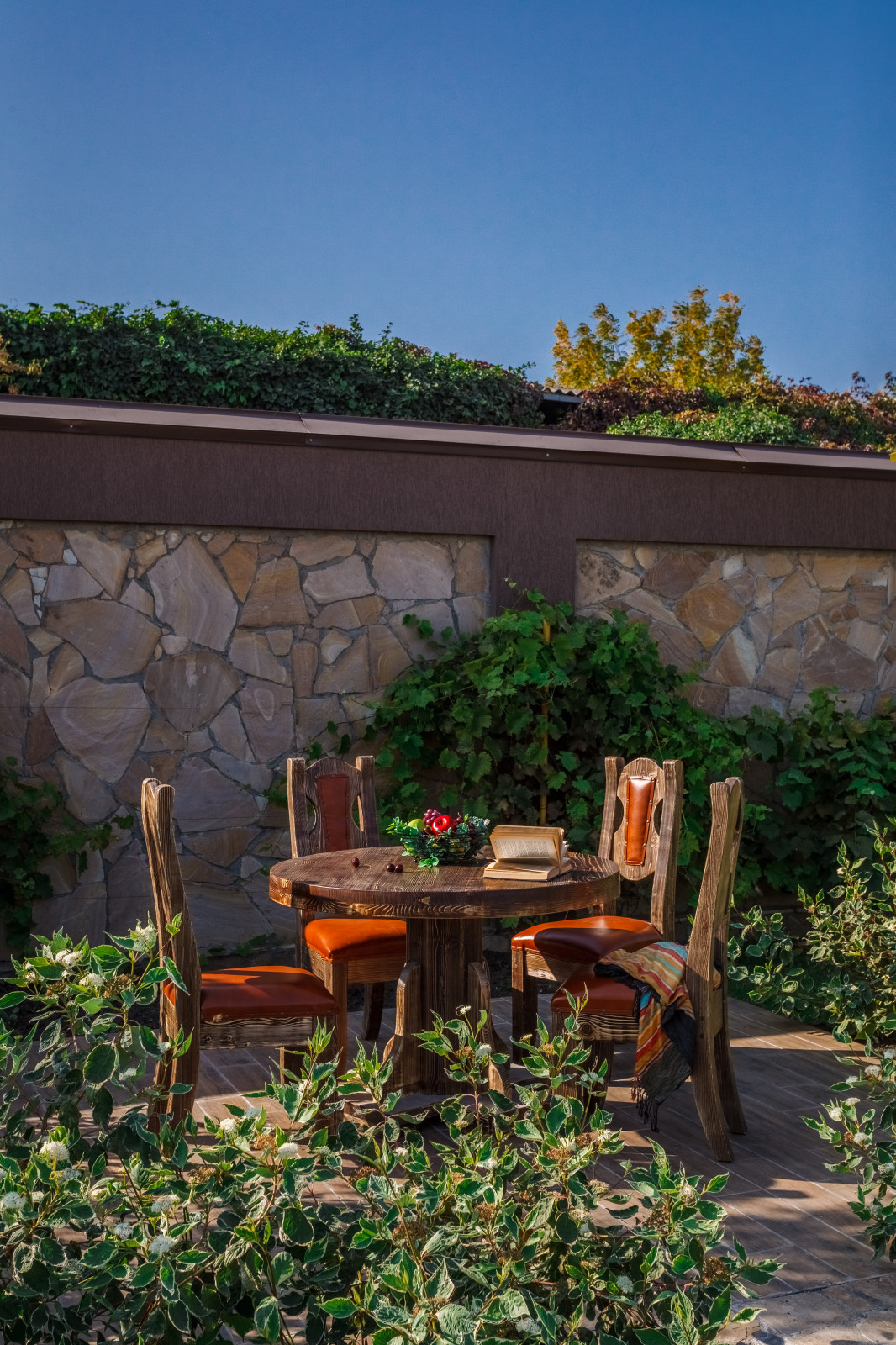 Отель "МАСК". Беседка на территории.