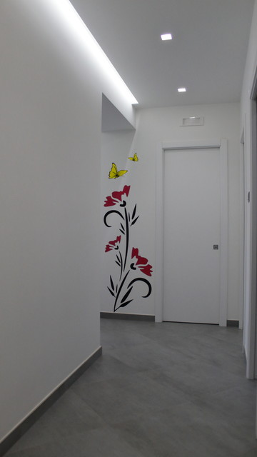 Foto di un ingresso o corridoio minimal di medie dimensioni con pareti bianche, pavimento in gres porcellanato e pavimento grigio