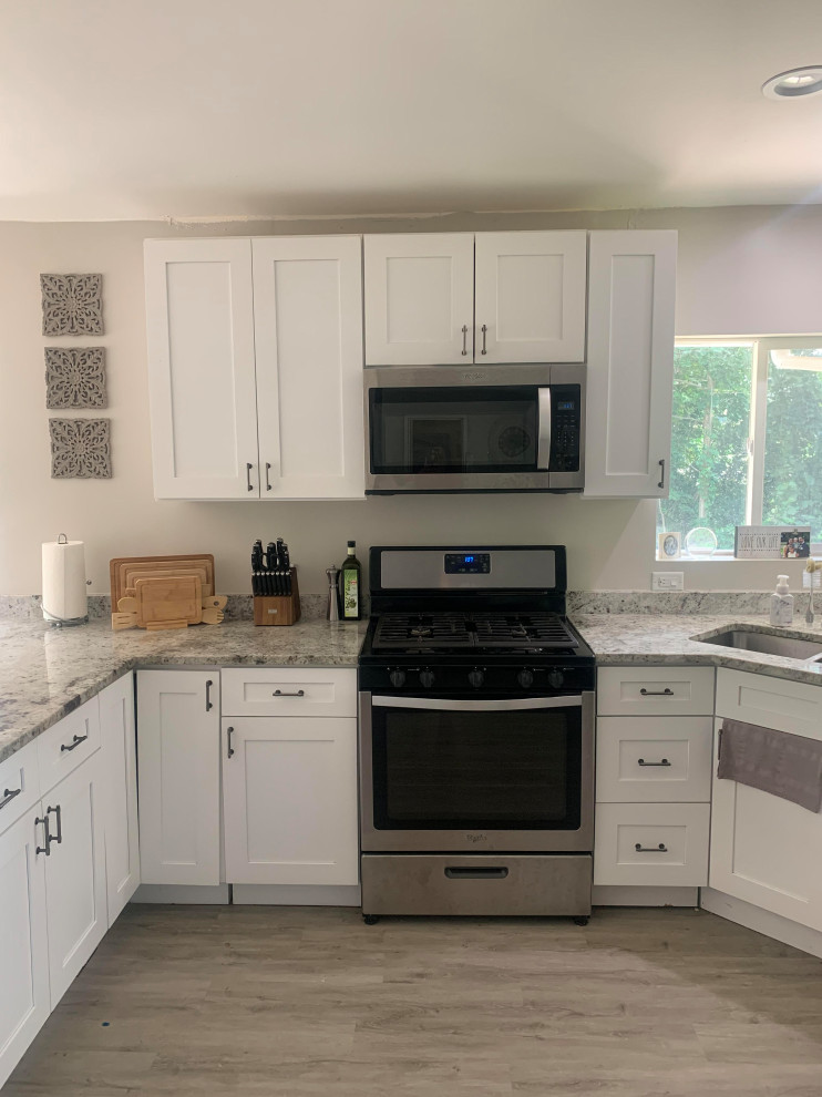 Example of a transitional kitchen design in Chicago