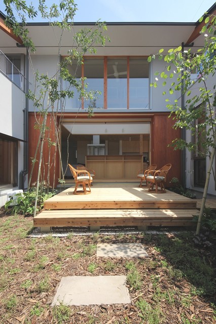 宇野の家 asiatico-terraza-y-balcon