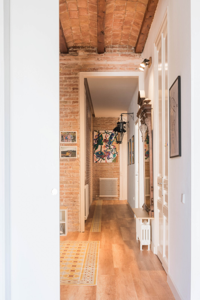 Immagine di un ingresso o corridoio classico di medie dimensioni con pareti bianche, pavimento in vinile, pavimento multicolore, travi a vista e pareti in mattoni