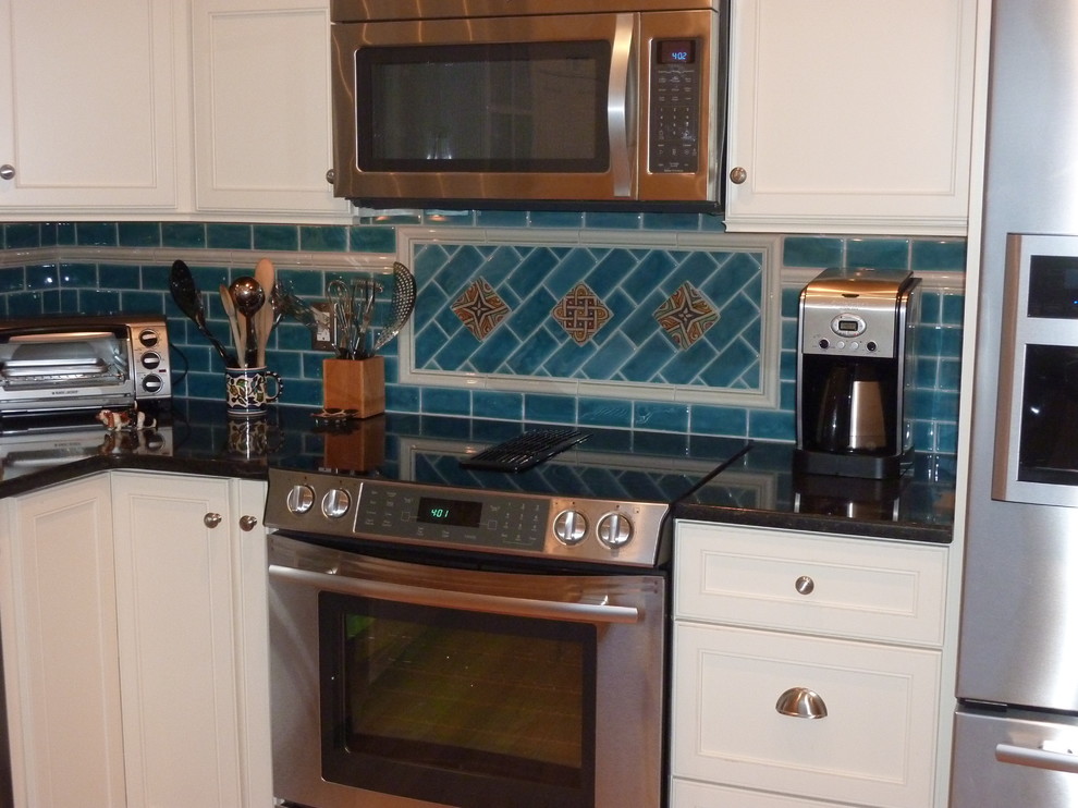 Kitchen - traditional kitchen idea in Providence