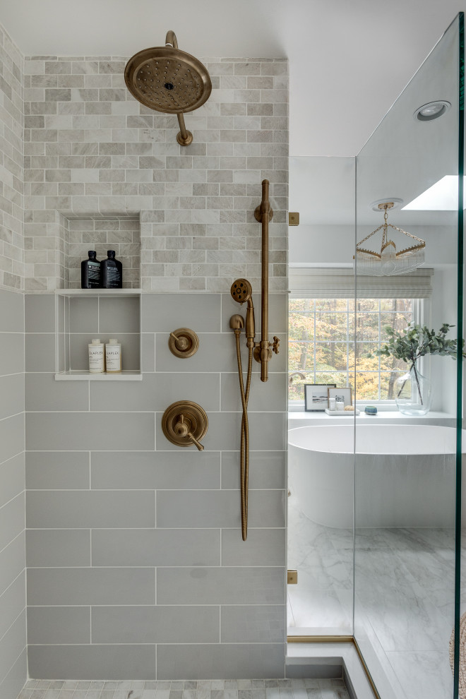Esempio di una grande stanza da bagno classica con ante in stile shaker, ante bianche, pavimento in legno massello medio e pavimento marrone